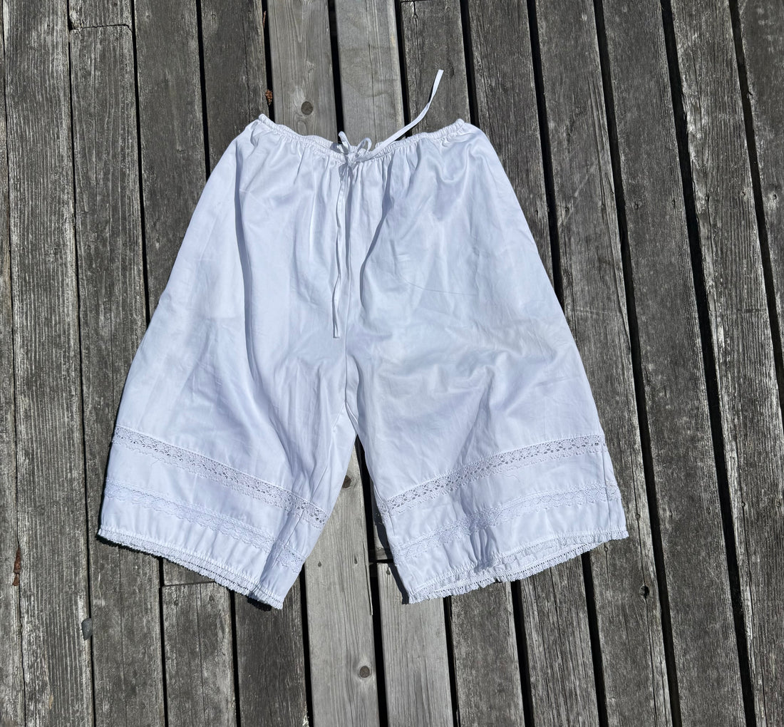White Daydreamer Short